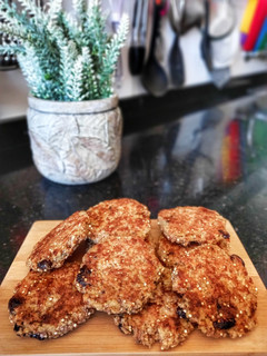 Una foto de Galletitas saludables de mijo con ciruelas pasas y manzana 🍎