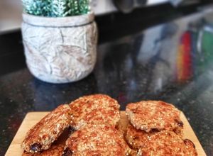 Una foto de Galletitas saludables de mijo con ciruelas pasas y manzana 🍎