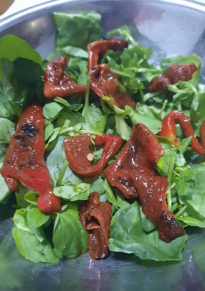 Una foto de Berro con morrón asado