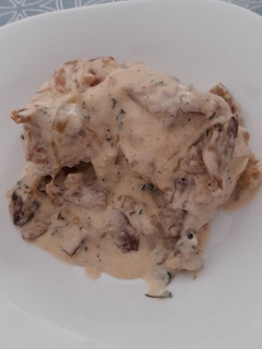 Una foto de Muslos de pollo en salsa con champiñones y cebolla