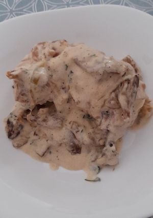 Una foto de Muslos de pollo en salsa con champiñones y cebolla
