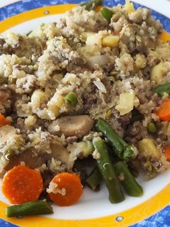 Una foto de Quinoa con verduras y ternera