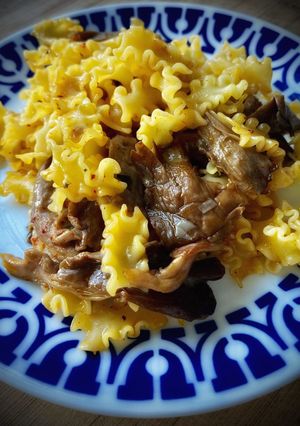 Una foto de Mafalda corta con níscalos en aceite de ajo y escamas de chile
