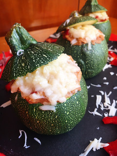 Una foto de Calabacines luna rellenos de atún y pimiento rojo