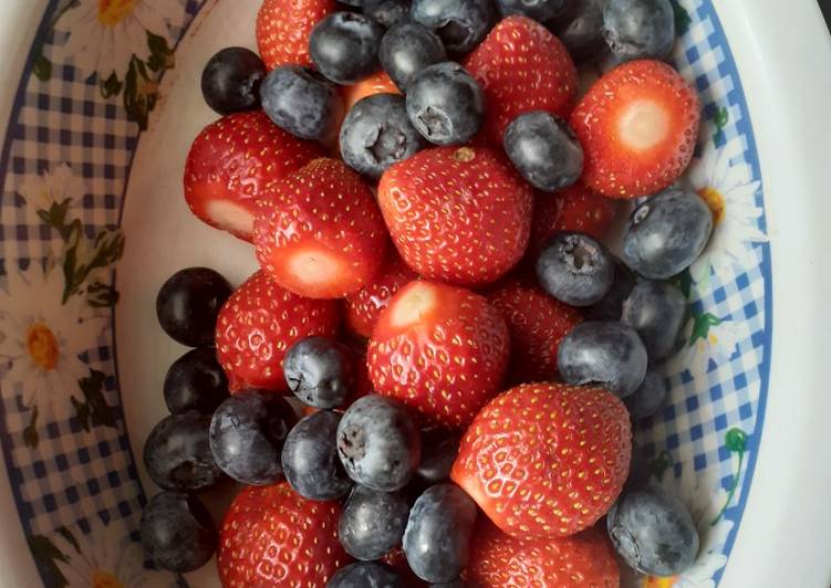 Langkah memasak Membekukan buah Blueberry&Strawberry #frozenfruit mantap