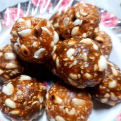 A picture of White til and groundnut ladoo.