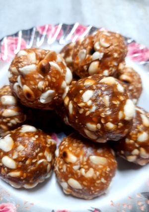 A picture of White til and groundnut ladoo.