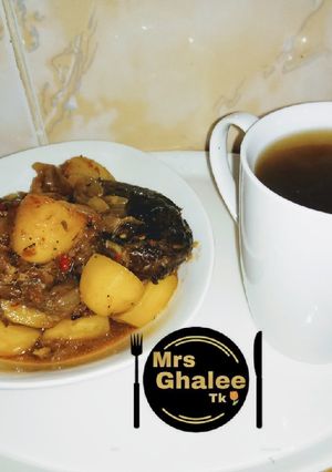 A picture of Irish potatoes poriddge with smooked fish and black tea.