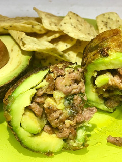 Una foto de Bomba de aguacate, ternera y Camembert