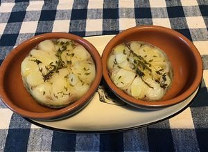 Une photo de Ail frais confit au four au thym du jardin