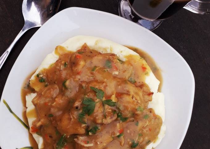 Piccata chicken sauce with mashed potatoes