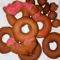 A picture of Red velvet doughnuts#my Valentine's recipe#author marathon.