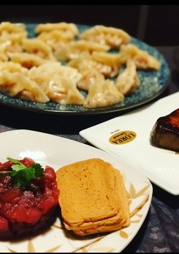 Una foto de Cena oriental (tataki, tartar de atún y gyozas)