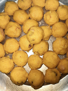 बेसन के लड्डू (besan ke ladoo reicpe in Hindi) रेसिपी मुख्य फोटो