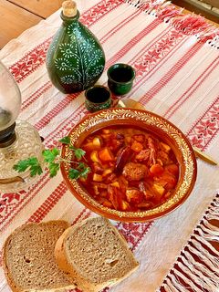 Sparhelten, cserépedényben főtt babgulyás füstölt csülökkel.....házi barackpálinkával😉 recept fotója