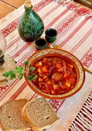 Sparhelten, cserépedényben főtt babgulyás füstölt csülökkel.....házi barackpálinkával😉 recept fotója