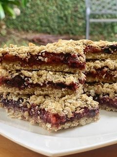 Una foto de Barritas de avena con mermelada de frutos rojos