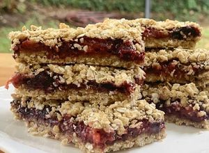 Una foto de Barritas de avena con mermelada de frutos rojos