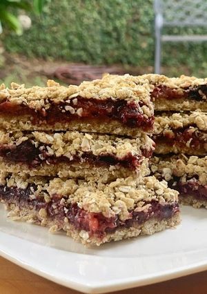 Una foto de Barritas de avena con mermelada de frutos rojos