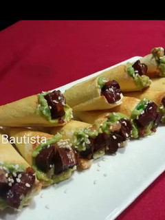 Una foto de Tartar de salmón y aguacate (canapés)