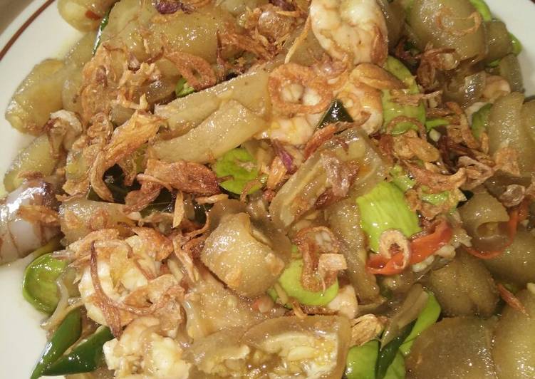 Bagaimana Menyiapkan Tumis Pete Cabe Ijo Udang Kikil yang Enak Banget