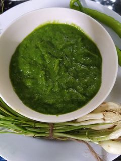 ओले लसूण पात चटणी (Ole Lasun Paat Chutney Recipe In Marathi) रेसिपी चे मुख्य फोटो