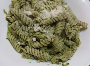 Foto di Fusilli verdi con crema di rucola e pecorino romano