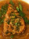 Sopa de cebolla con cerveza y crotones de parmesano, mostaza y tomillo