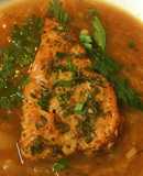 Sopa de cebolla con cerveza y crotones de parmesano, mostaza y tomillo