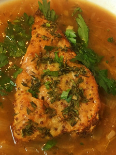 Una foto de Sopa de cebolla con cerveza y crotones de parmesano, mostaza y tomillo