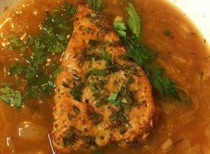 Una foto de Sopa de cebolla con cerveza y crotones de parmesano, mostaza y tomillo