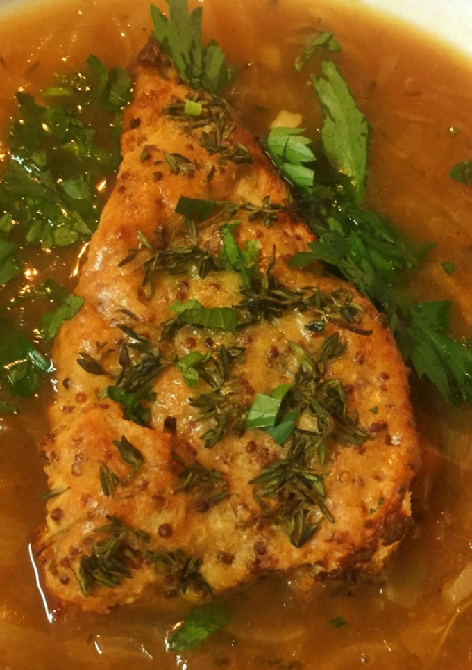 Una foto de Sopa de cebolla con cerveza y crotones de parmesano, mostaza y tomillo
