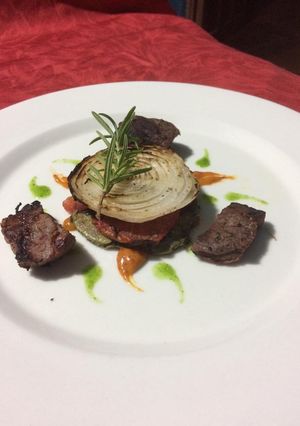 Una foto de Ensalada de nopal con trozos de ternera de res