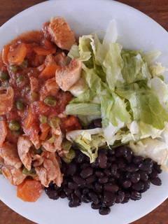 Una foto de Pollo atomatado con ensaladas