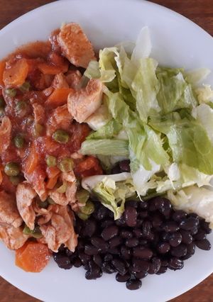 Una foto de Pollo atomatado con ensaladas