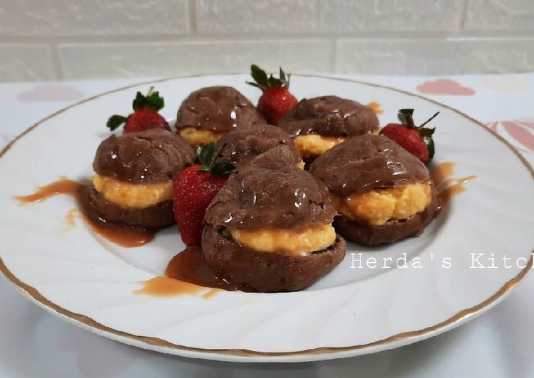Soes Coklat isi Vla Vanilla dengan Salted Caramel Sauce