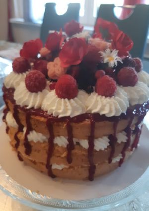 Une photo de Layer cake aux fruits rouges