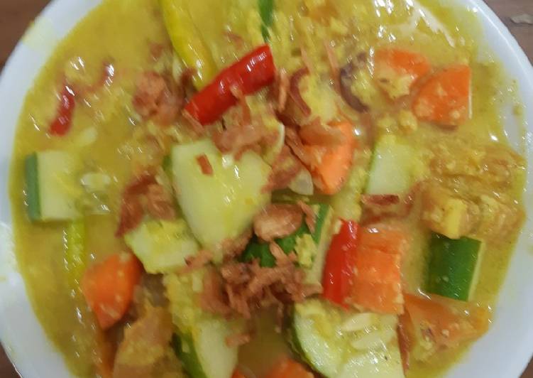 Acar timun bumbu kuning