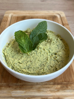 Una foto de Hummus de hierbabuena