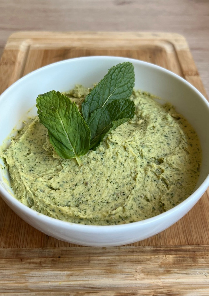Una foto de Hummus de hierbabuena