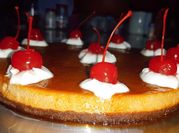Una foto de flan de cerezas