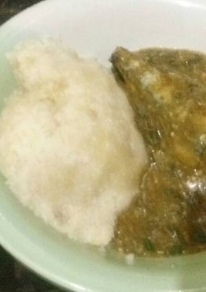A picture of Okro soup with garri.