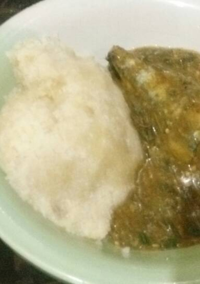 A picture of Okro soup with garri.