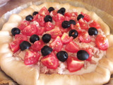 Torta salata philadelphia, tonno, pomodorini e olive