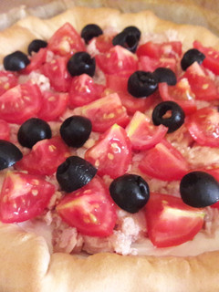 Foto di Torta salata philadelphia, tonno, pomodorini e olive