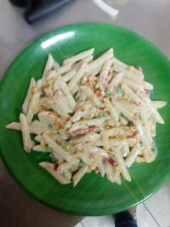 A picture of White sauce pasta.