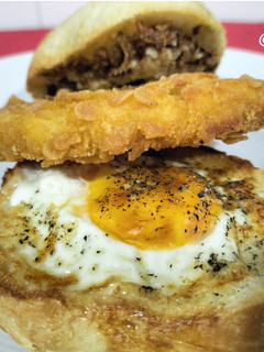 Una foto de Burger crunchy chicken con huevo en airfryer