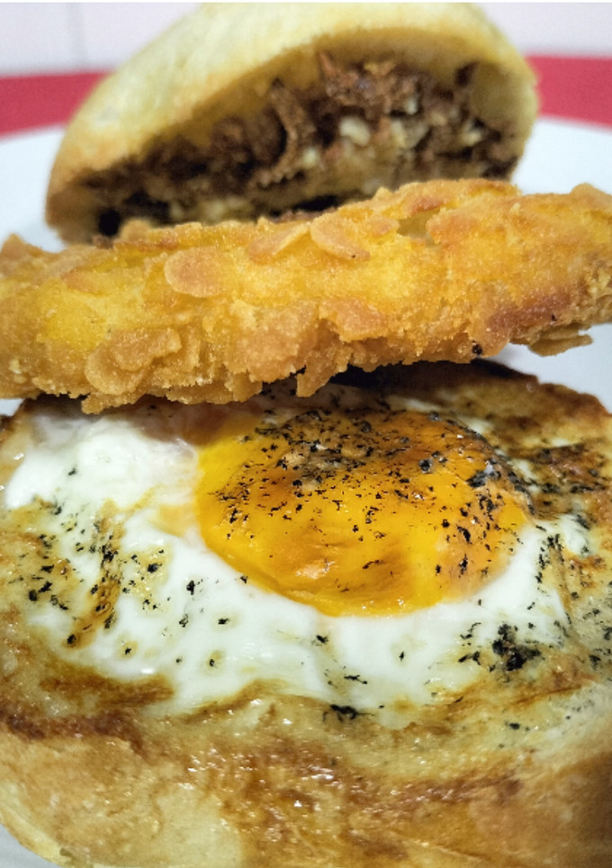 Una foto de Burger crunchy chicken con huevo en airfryer