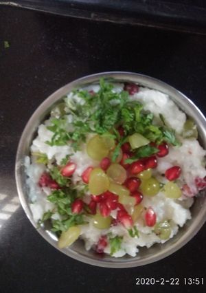 A picture of Curd rice with Grapes temple style.