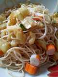 Noodles con zucchine e surimi